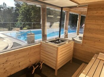 Der Blick aus der finnischen Sauna auf dem gro&szlig;en Au&szlig;enpool im Seehof Tauer