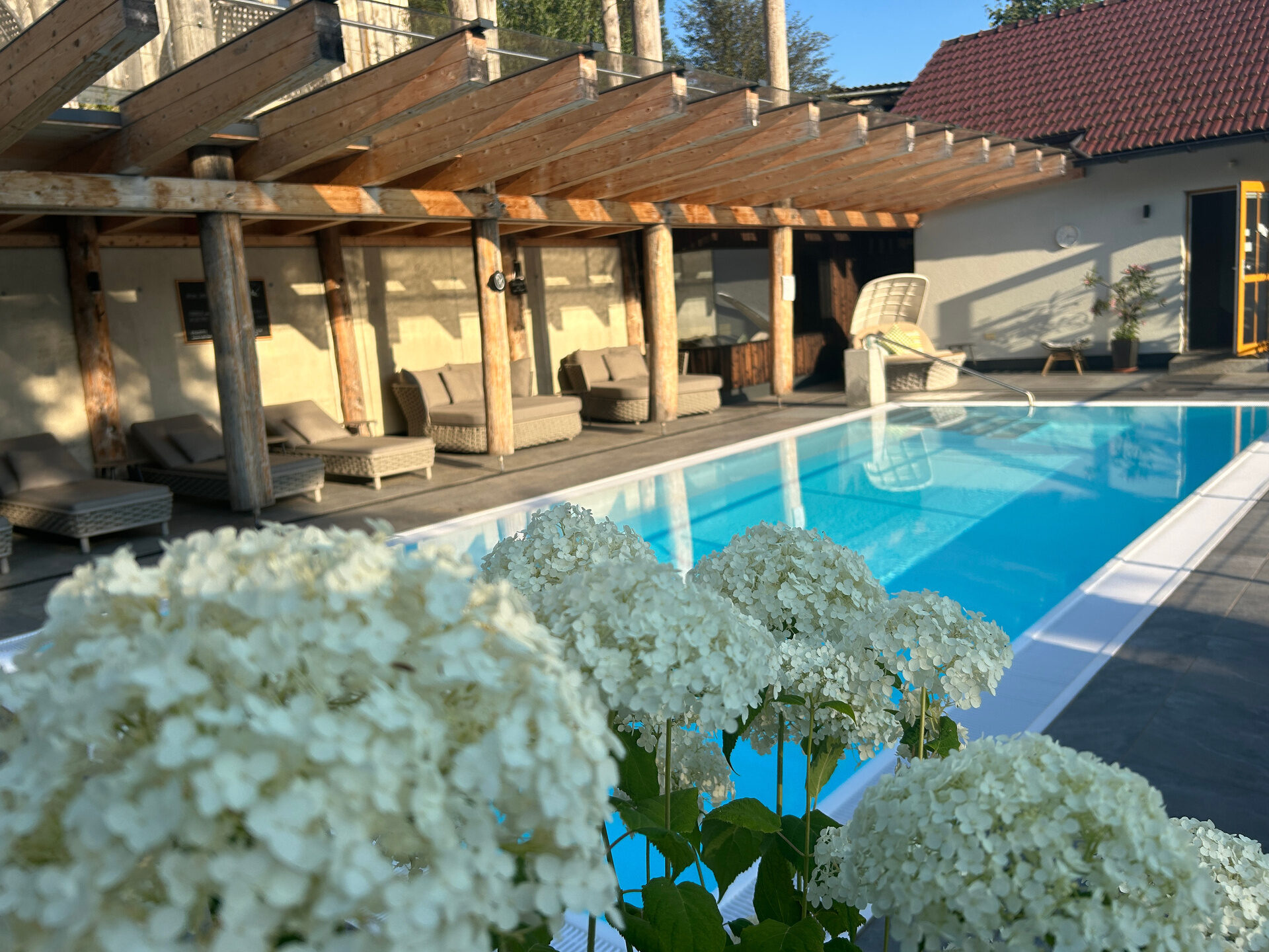Der Aussenpool des Seehof Tauer lädt abends zum Schwimmen ein.